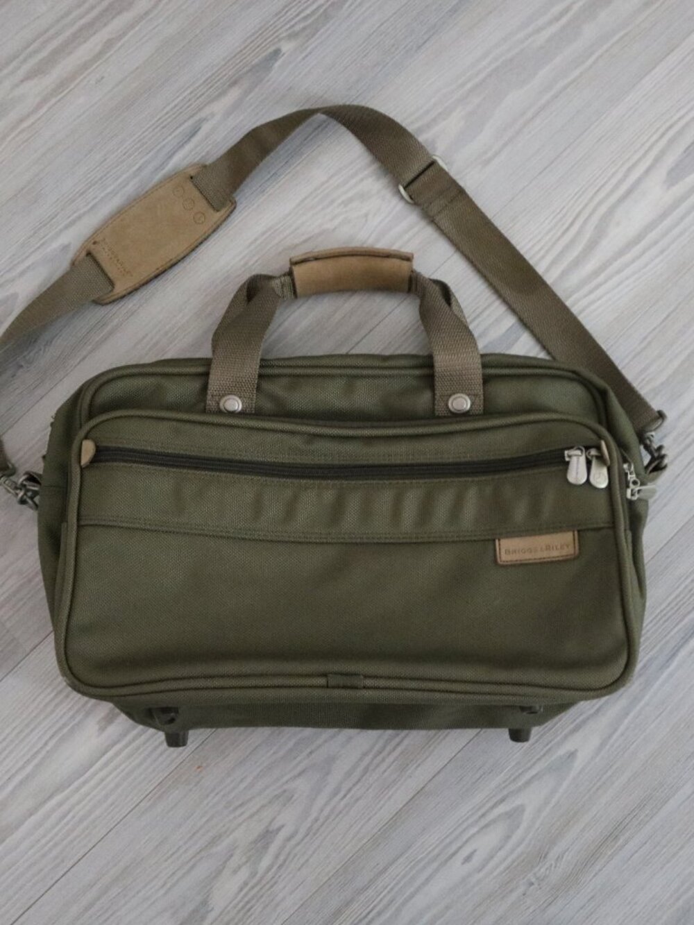 Briggs & Riley Green Baseline Bag Cabin Garment Compartment Underseal Carry-On